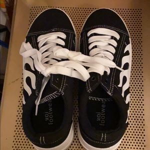 Black flame platform sneaker! Size 6!
